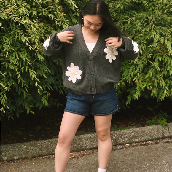 Smash + Tess Grey and white Daisy Appliqué V‑Neck Cardigan - Picture 2 of 2